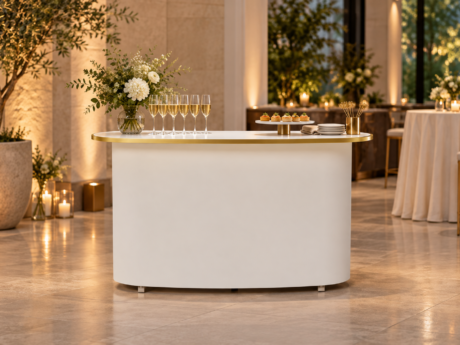 Mobilny bar dla barmanów - biały bar eventowy na kółkach ze złotym wykończeniem